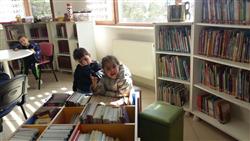 07.04.2017 tarihinde Köşk Beyazzambak Anaokulu öğretmen ve öğrencileri için kütüphanemizde oryantasyon çalışması yapıldı (10).jpeg