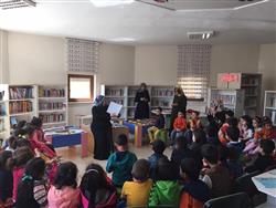 Papatya Anaokulu öğrenci ve öğretmenleri kütüphanemizi ziyaret edip bilgiler aldılar. Kitapları inceleyip, masal dinlediler (1).jpg