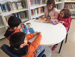 Papatya Anaokulu öğrenci ve öğretmenleri kütüphanemizi ziyaret edip bilgiler aldılar. Kitapları inceleyip, masal dinlediler (4).jpg