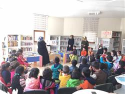Papatya Anaokulu öğrenci ve öğretmenleri kütüphanemizi ziyaret edip bilgiler aldılar. Kitapları inceleyip, masal dinlediler (2).jpg