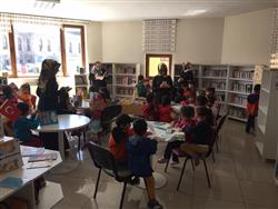 Papatya Anaokulu öğrenci ve öğretmenleri kütüphanemizi ziyaret edip bilgiler aldılar. Kitapları inceleyip, masal dinlediler (9).jpg