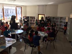 Papatya Anaokulu öğrenci ve öğretmenleri kütüphanemizi ziyaret edip bilgiler aldılar. Kitapları inceleyip, masal dinlediler (10).jpg