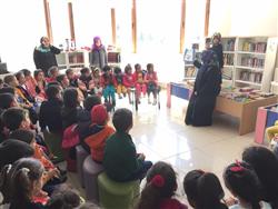 Papatya Anaokulu öğrenci ve öğretmenleri kütüphanemizi ziyaret edip bilgiler aldılar. Kitapları inceleyip, masal dinlediler (8).jpg