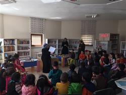 Papatya Anaokulu öğrenci ve öğretmenleri kütüphanemizi ziyaret edip bilgiler aldılar. Kitapları inceleyip, masal dinlediler (3).jpg