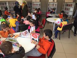 Papatya Anaokulu öğrenci ve öğretmenleri kütüphanemizi ziyaret edip bilgiler aldılar. Kitapları inceleyip, masal dinlediler (5).jpg