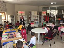 Mehmet Bukem Somtaş İlköğretim Okulu Anasınıfı öğrencileri ve öğretmenleri kütüphanemizi ziyaret ederek bilgi aldılar (10).jpg