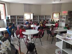 Mehmet Bukem Somtaş İlköğretim Okulu Anasınıfı öğrencileri ve öğretmenleri kütüphanemizi ziyaret ederek bilgi aldılar (6).jpg