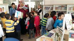 Mehmet Bukem Somtaş İlköğretim Okulu Anasınıfı öğrencileri ve öğretmenleri kütüphanemizi ziyaret ederek bilgi aldılar (13).jpg