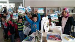 Mehmet Bukem Somtaş İlköğretim Okulu Anasınıfı öğrencileri ve öğretmenleri kütüphanemizi ziyaret ederek bilgi aldılar (15).jpg