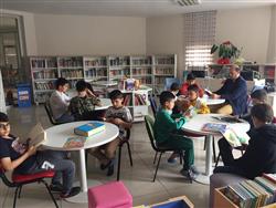 Mustafa Germirli İmam Hatip Ortaokulu öğrencileri öğretmenleri ile kütüphanemize geldiler. Hem bilgi aldılar hem okuma saati gerçekleştirdiler (1).jpg