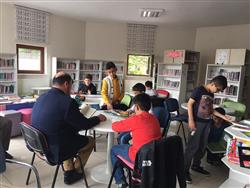 Mustafa Germirli İmam Hatip Ortaokulu öğrencileri öğretmenleri ile kütüphanemize geldiler. Hem bilgi aldılar hem okuma saati gerçekleştirdiler (4).jpg