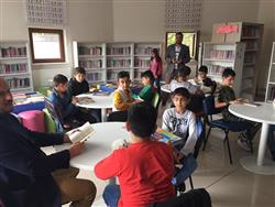 Mustafa Germirli İmam Hatip Ortaokulu öğrencileri öğretmenleri ile kütüphanemize geldiler. Hem bilgi aldılar hem okuma saati gerçekleştirdiler (2).jpg