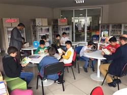 Mustafa Germirli İmam Hatip Ortaokulu öğrencileri öğretmenleri ile kütüphanemize geldiler. Hem bilgi aldılar hem okuma saati gerçekleştirdiler (6).jpg