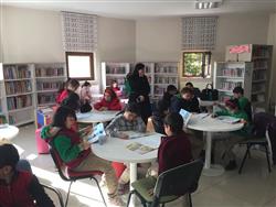 Hayriye Dabanoğlu İlkokulu 4. Sınıf öğrencileri öğretmenleri ile birlikte kütüphanemizi ziyaret ederek, hizmetlerimiz hakkında bilgi aldılar. Kitapları inceleyerek kütüphane de (3).jpg