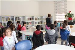 09.04.2018 Nesrin Boysan Anaokulu öğretmen ve öğrencileri için kütüphanemizde oryantasyon çalışması yapılmıştır.  (14).JPG