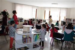 09.04.2018 Nesrin Boysan Anaokulu öğretmen ve öğrencileri için kütüphanemizde oryantasyon çalışması yapılmıştır.  (19).JPG