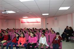 18.04.2018 tarihinde saat 09.30 ‘da Mehmet Alçı İlkokulu öğretmen ve öğrencileri için kütüphanemizde oryantasyon çalışması yapılmıştır (10).JPG