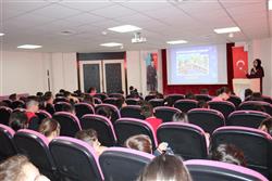 18.04.2018 tarihinde saat 09.30 ‘da Mehmet Alçı İlkokulu öğretmen ve öğrencileri için kütüphanemizde oryantasyon çalışması yapılmıştır (8).JPG