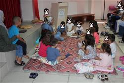 04.07.2018 tarihinde ’Okuma ve Sanat Atölyesi’ etkinliğimizin ilkini gerçekleştirdik. Gönüllümüz Fatma Hanım çocukları birbirine tanıştırarak başladı, şarkı ve oyunla devam etti.1.jpg